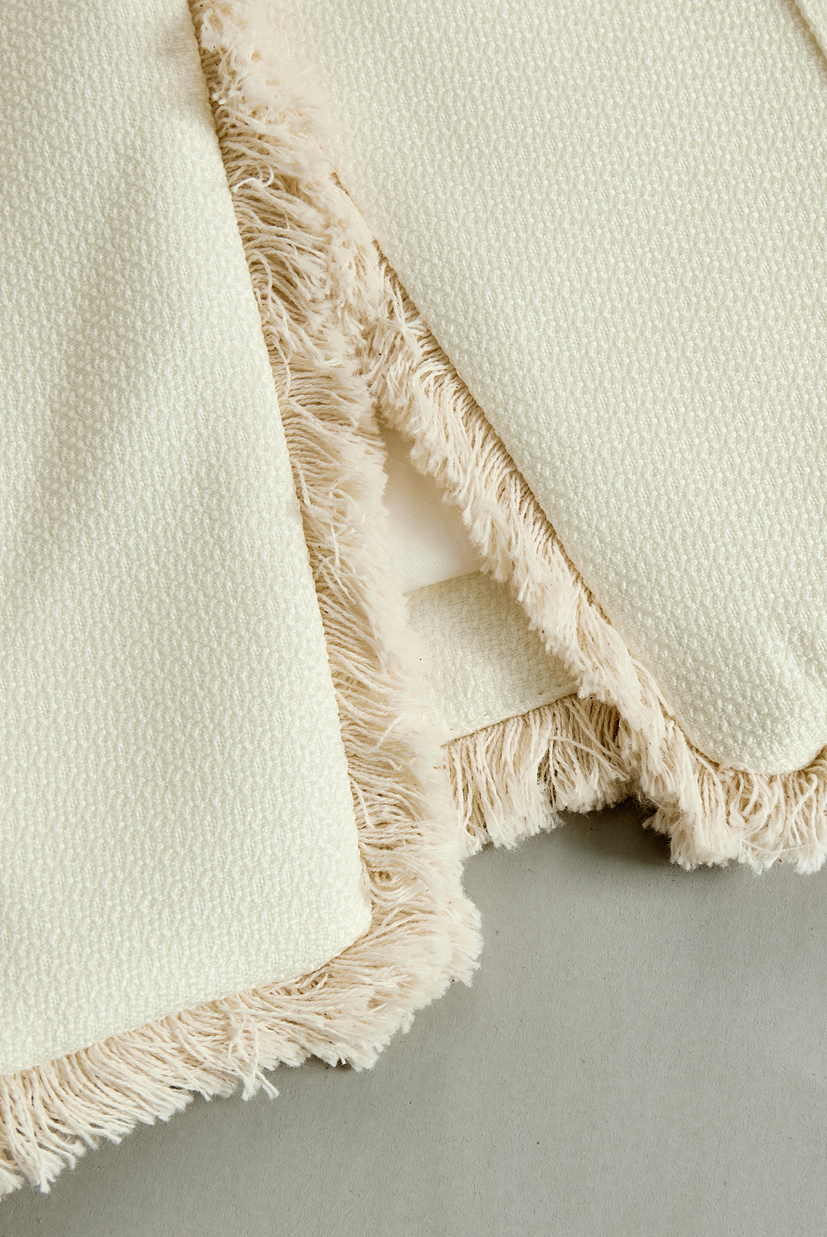 Blazer Zafren color crema con finiture sfrangiate e texture