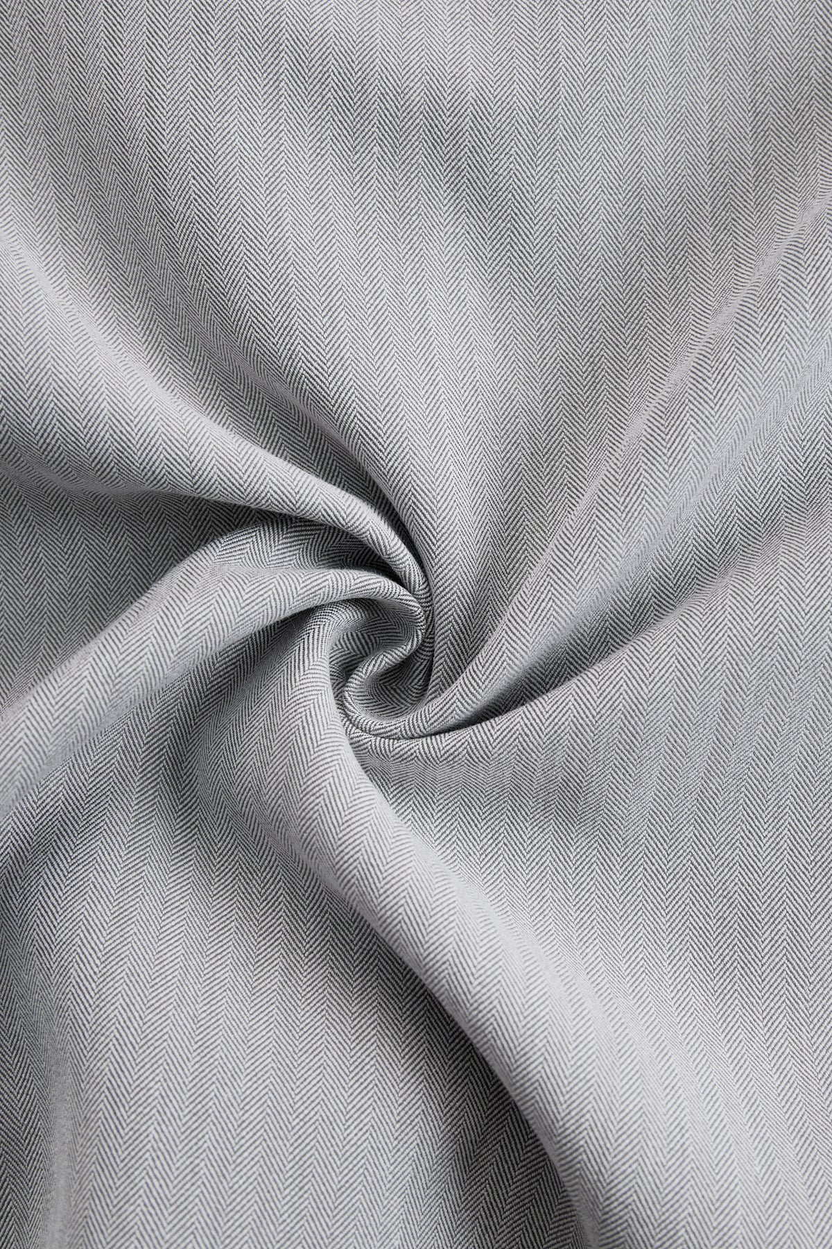 Siv kostim s krilom v vzorcu ribje kosti Zafren