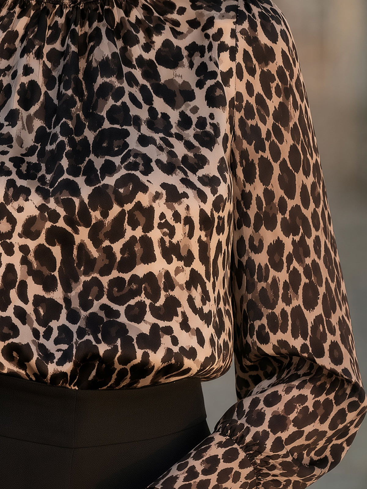Zafrenova satenasta bluza z leopardjim vzorcem in nabranimi detajli