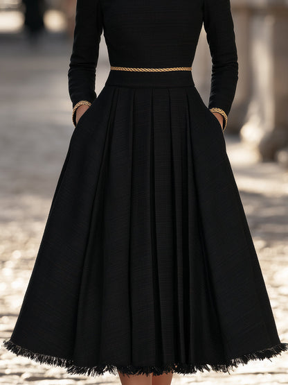 Robe Zafren noire en tweed avec bordures dorées
