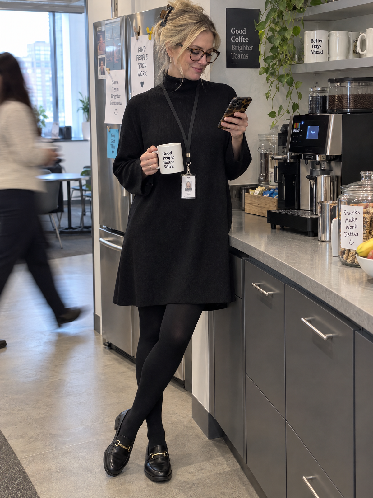 Mini-robe cape Zafren noire à col roulé
