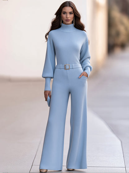 Set con pantaloni blu, dolcevita e cintura Zafren