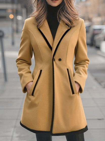 Cappotto Zafren doppiopetto con profili a contrasto