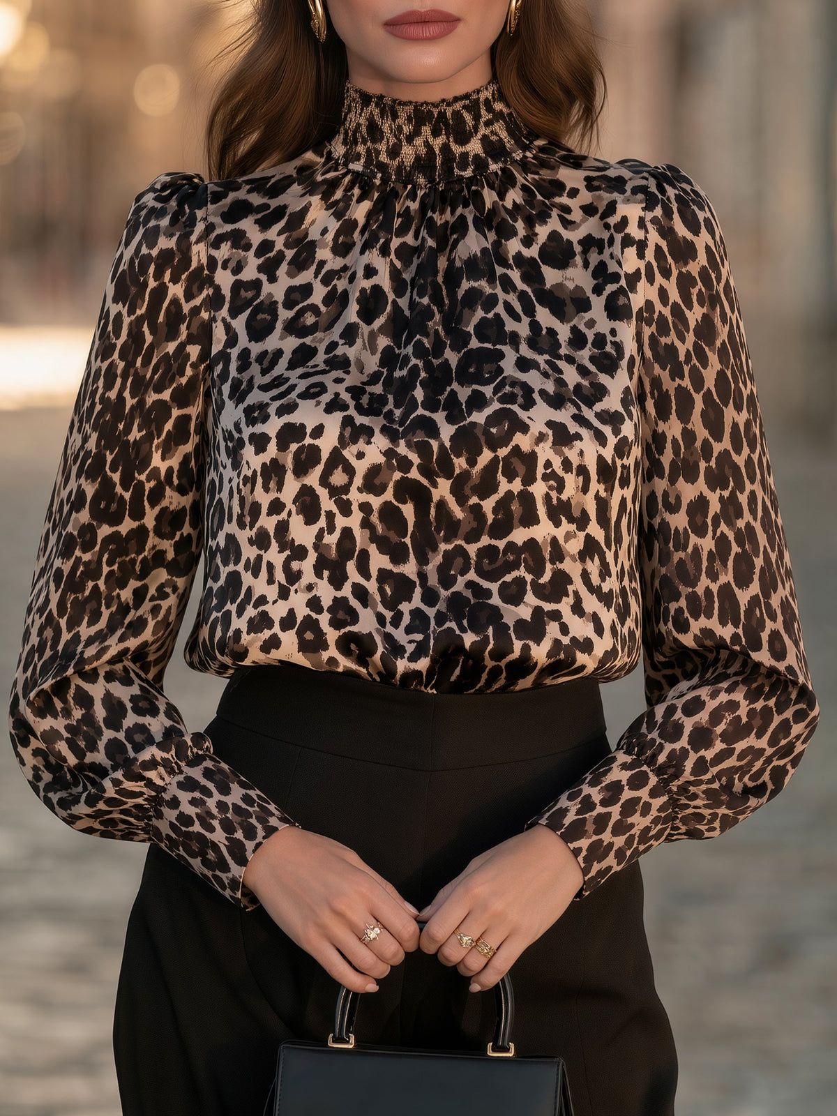 Zafrenova satenasta bluza z leopardjim vzorcem in nabranimi detajli