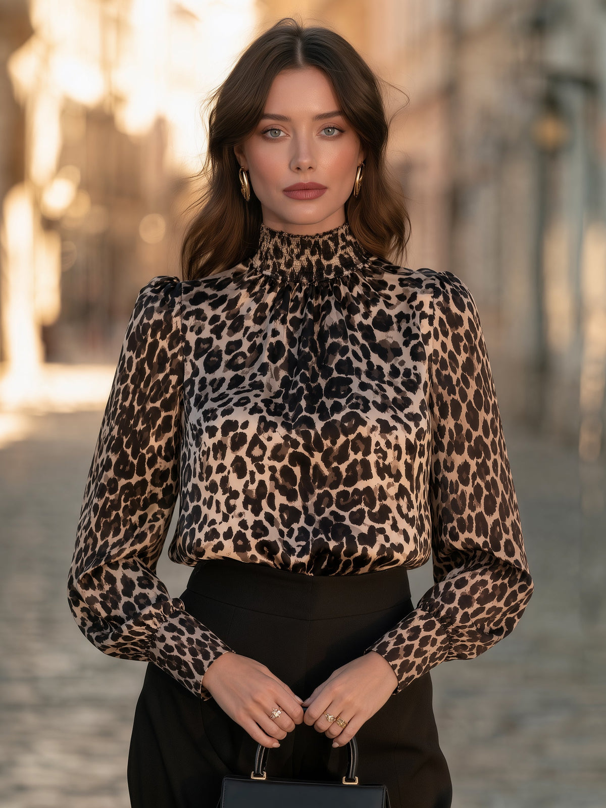 Zafrenova satenasta bluza z leopardjim vzorcem in nabranimi detajli