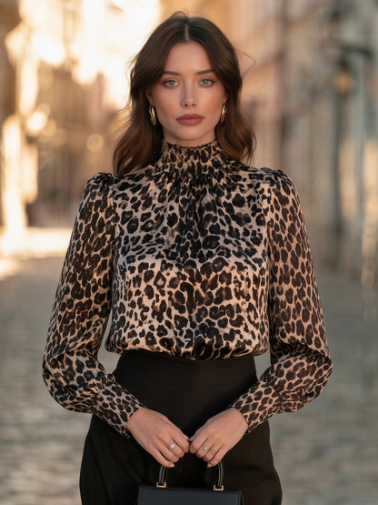 Zafrenova satenasta bluza z leopardjim vzorcem in nabranimi detajli