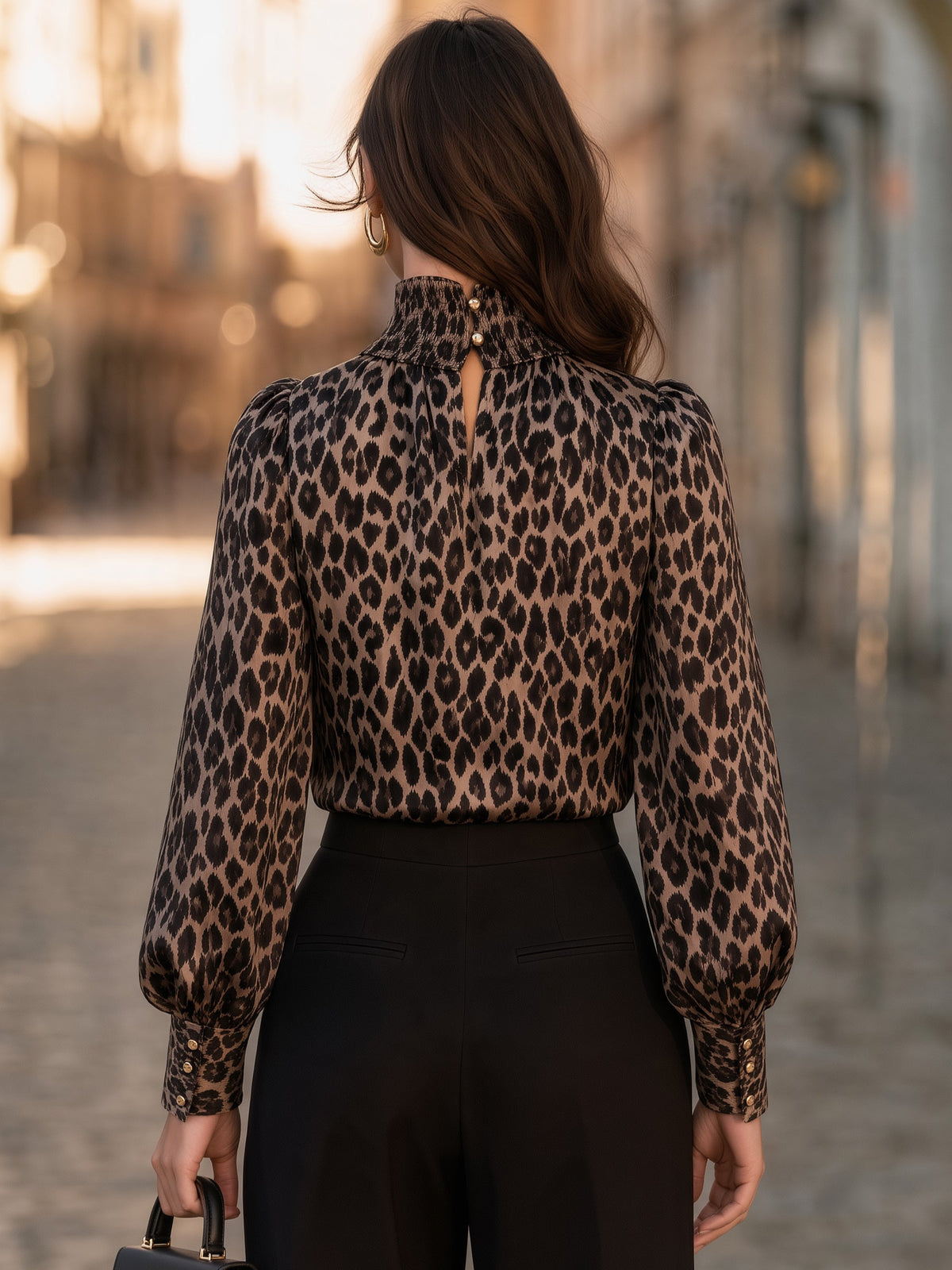 Zafrenova satenasta bluza z leopardjim vzorcem in nabranimi detajli