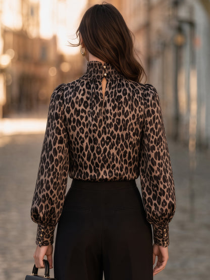 Zafrenova satenasta bluza z leopardjim vzorcem in nabranimi detajli
