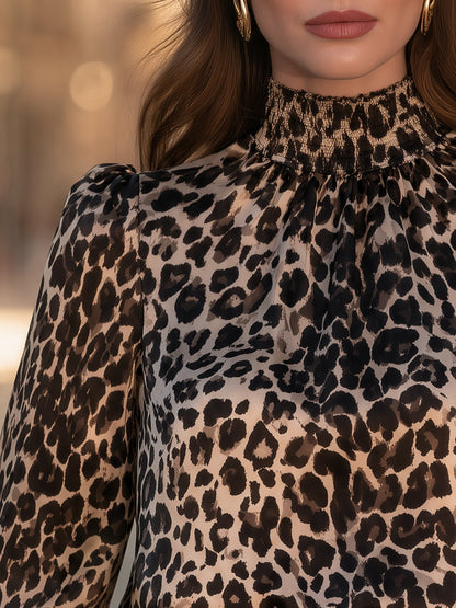 Zafrenova satenasta bluza z leopardjim vzorcem in nabranimi detajli