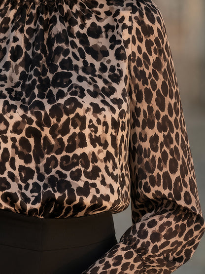 Zafrenova satenasta bluza z leopardjim vzorcem in nabranimi detajli