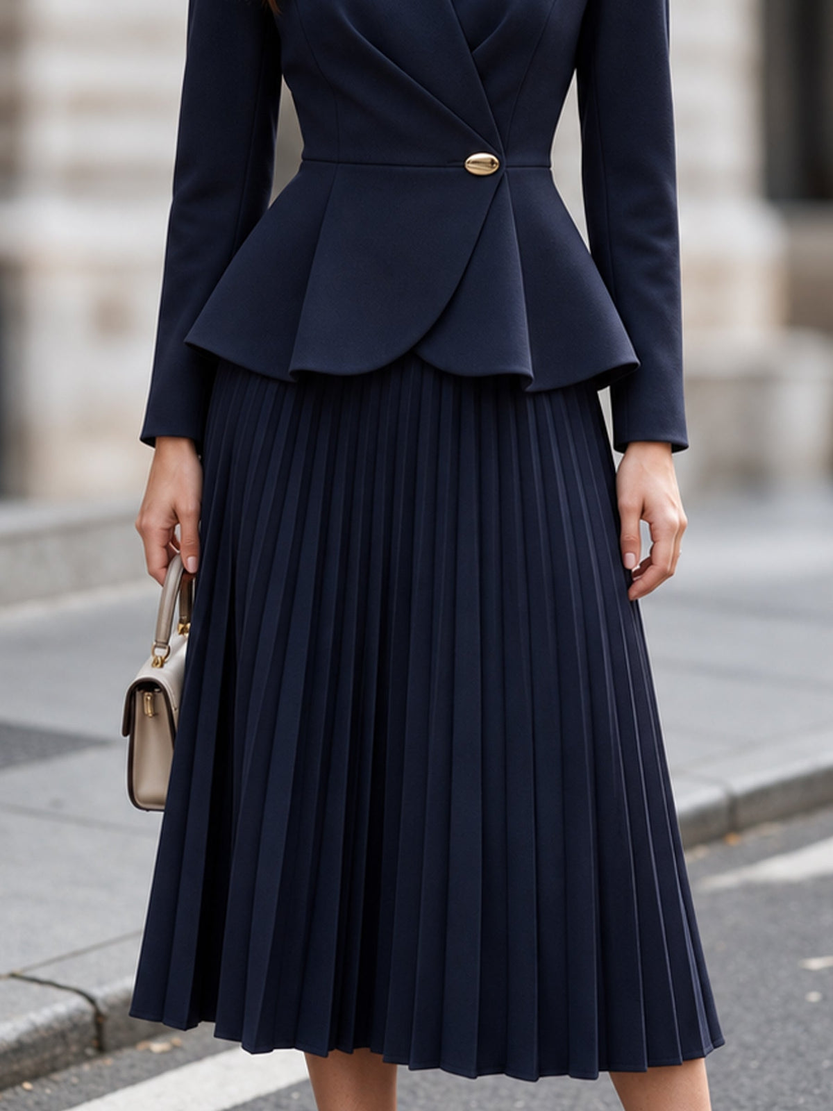 Tailleur Zafren blu navy con gonna a pieghe e baschina