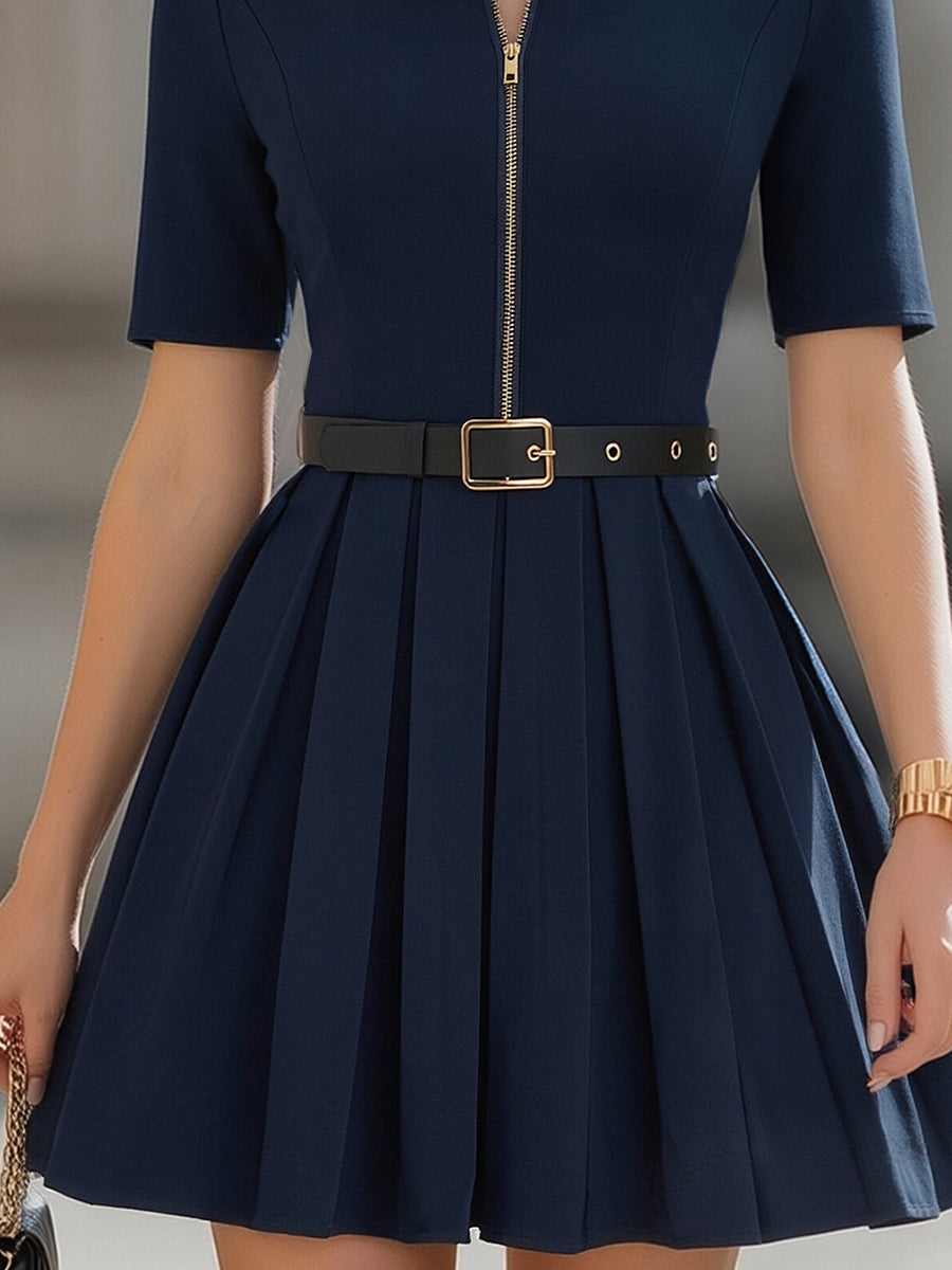 Robe Zafren bleu marine à plis et fermeture éclair sur le devant