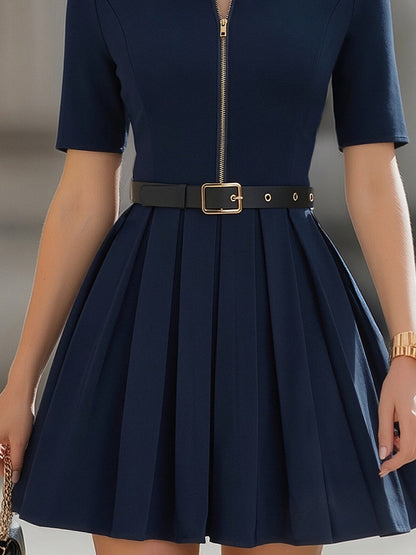 Robe Zafren bleu marine à plis et fermeture éclair sur le devant