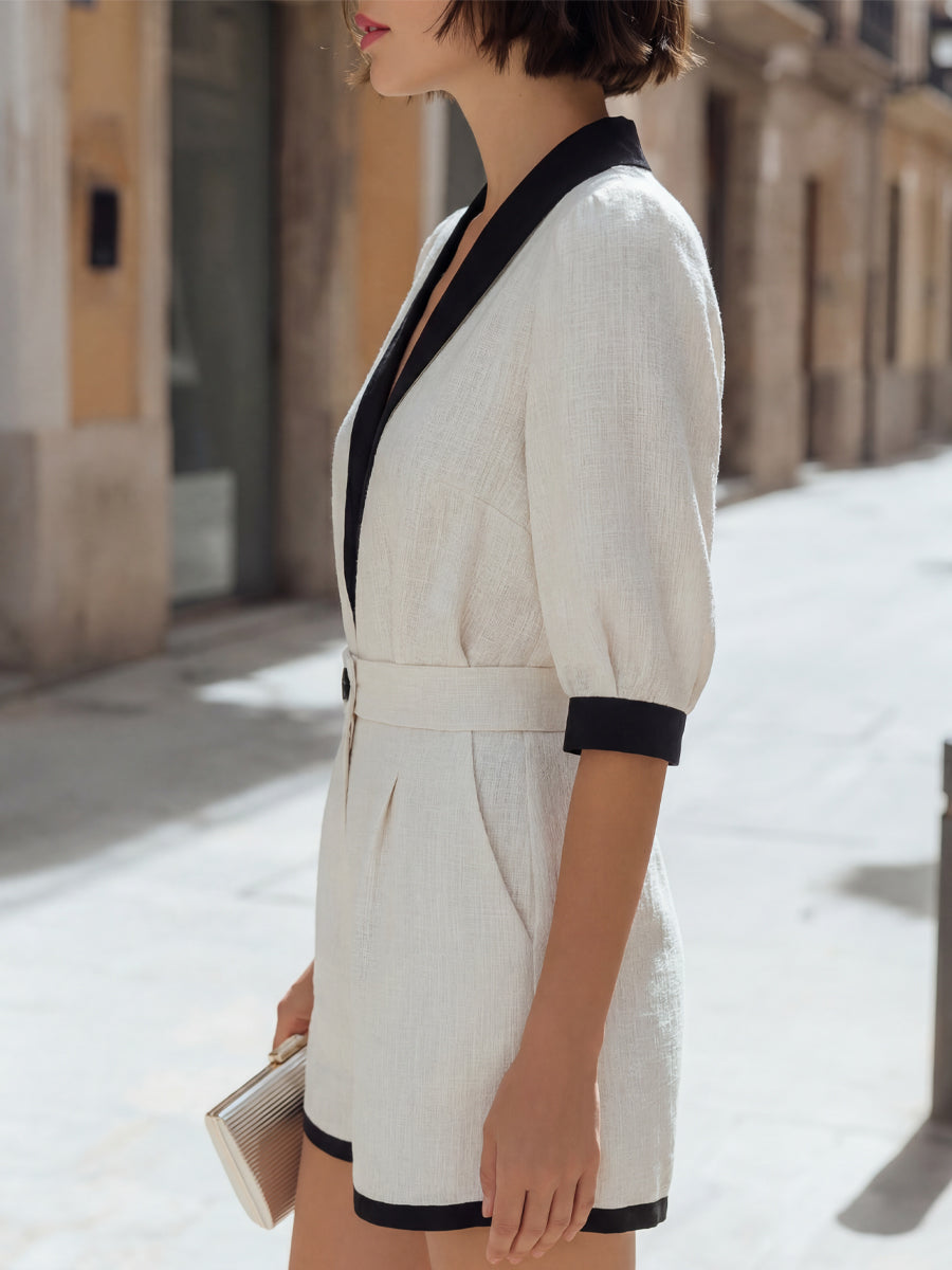 Completo con pantaloncini Zafren bianchi e colletto a contrasto